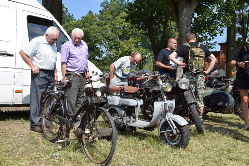 Takie motoryzacyjne cudeńka "prężyły torsy" podczas...