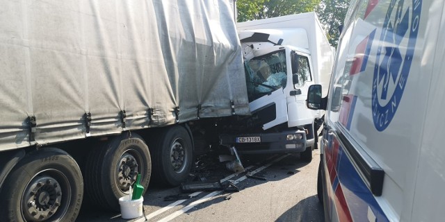 W miejscowości Miastowice, w ciągu drogi wojewódzkiej doszło do zderzenia trzech pojazdów ciężarowych. Poszkodowani kierowcy trafili do szpitali.