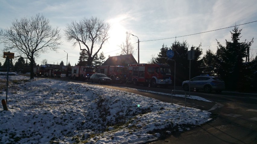 Pożar domu w Wiśniowej. Ogień próbowali gasić domownicy. Podtruli się dymem
