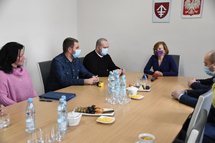 Umowa na budowę boiska przy szkole numer 2 w Jędrzejowie podpisana. W spotkaniu uczestniczyła wiceminister Anna Krupka (ZDJĘCIA)