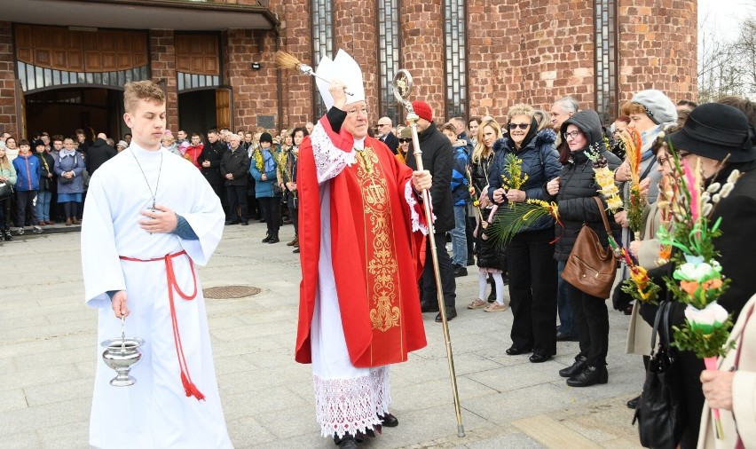 Biskup Andrzej Kaleta w Niedzielę Palmową odprawił mszę...