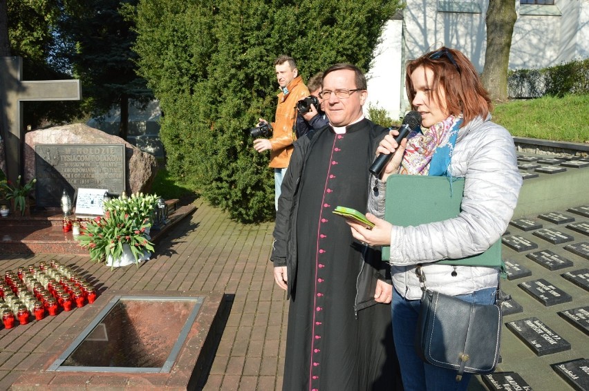 7. rocznica katastrofy smoleńskiej w Piotrkowie. Złożenie kwiatów pod pomnikiem katyńskim