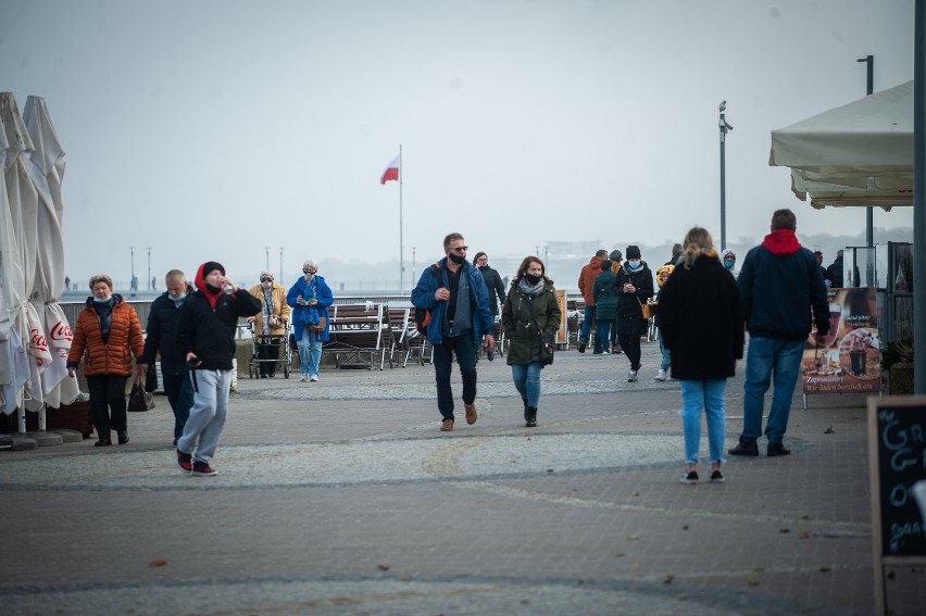 Sobota na plaży w Kołobrzegu. Nad morzem wielu spacerowiczów ZDJĘCIA