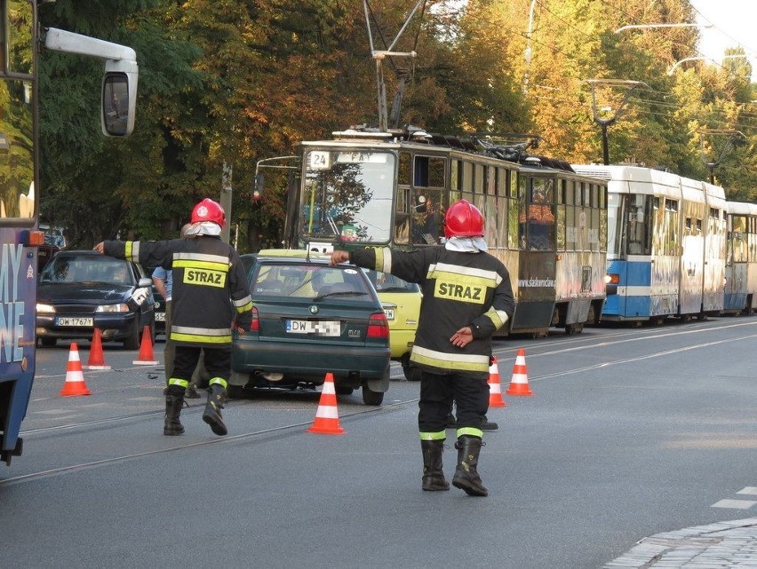 Wrocław: Wypadek na Grabiszyńskiej. Auta blokowały torowisko (ZDJĘCIA)