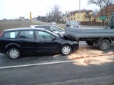 Wypadek w Lenartowicach. Ford Focus zderzył się z Mercedesem