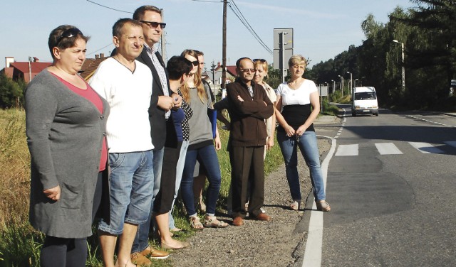 Desperacja mieszkańców ul. Kamiennej jest tak duża, że są gotowi zablokować drogę, by w ratuszu usłyszeli ich wołanie o chodnik. - Dość mamy obietnic bez pokrycia - mówi Halina Michalik (z prawej)