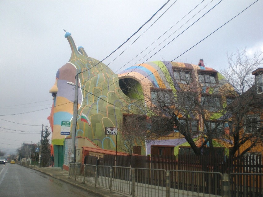 Budynek w kształcie ślimaka w bułgarskiej Sofii....