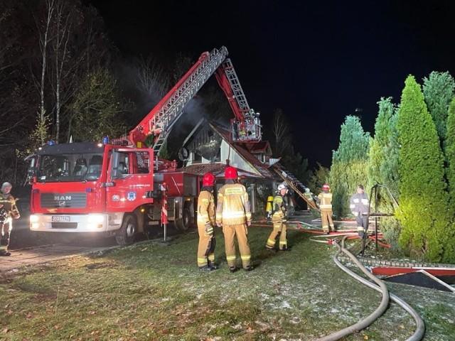 Z pożarem domku jednorodzinnego w Półcznie w powiecie bytowskim strażacy walczyli w nocy przez cztery godziny.