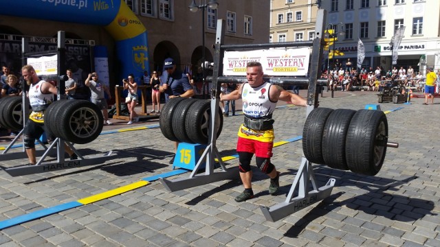 Uczestnicy Mistrzostw Europy Strongman zmagali się z ogromnymi ciężarami. Opolanie przyglądali się ich poczynaniom z podziwem.