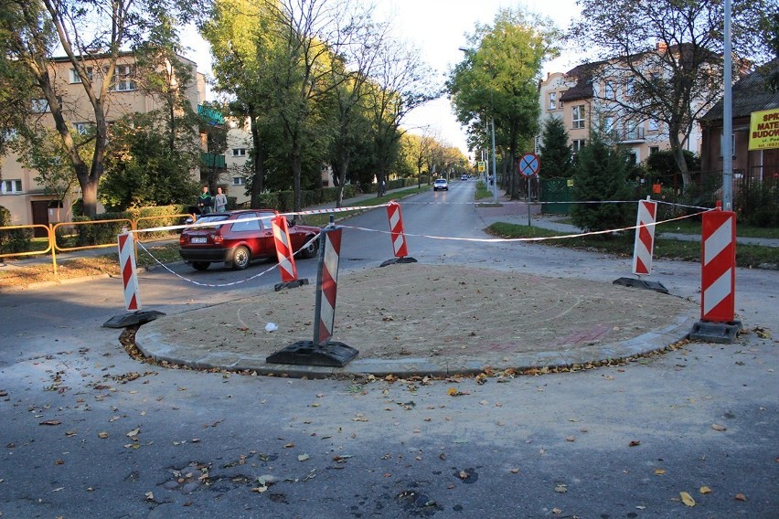 Chełm: Przy Szkole Podstawowej nr 5 ułożono już wysepkę