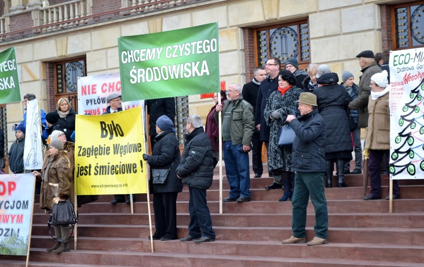 Dąbrowa Górnicza: ekologiczny protest przed Pałacem Kultury Zagłębia [ZDJĘCIA]
