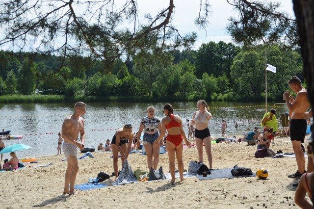 Kąpielisko na terenie Ośrodka Sportu i Rekreacji "Wawrzkowizna"
Adres: Wawrzkowizna 1, woj. łódzkie, pow. bełchatowski 
Akwen: Rzeka Widawka 
Długość linii brzegowej: 90m 
Sezon kąpielowy: 124/06/2023 - 27/08/2023  
Godziny otwarcia: 10:00 - 18:00 

Kąpielisko w OSiR Wawrzkowizna powstało w wyniku wykonania jazu i zapory na rzece Widawce. Powierzchnia kąpieliska wynosi 1,45 ha, natomiast jego średnia głębokość ok. 1,3 m. Kąpielisko zaopatrywane jest w wodę z rzeki Widawki za pomocą doprowadzalnika (2 rurociągi z zastawkami oraz przepustu stalowego). Przy kąpielisku znajduje się piaszczysta plaża, której długość wzdłuż linii brzegowej wynosi 90 m. Kąpielisko zlokalizowane jest na wodzie przeznaczonej do bytowania ryb karpiowatych.

Odległość od Wielunia: 67,5 km

Czas dojazdu z Wielunia przez DK74: 57 minut

Organizator
Elbest Sp. z o.o.
ul. 1-go Maja 63, 97-400 Bełchatów
elbest@elbest.pl
603898668 