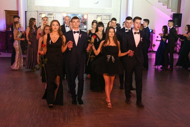 W sobotę, 15 stycznia, w Hotelu Binkowski w Kielcach odbyła się studniówka V Liceum Ogólnokształcącego imienia księdza Piotra Ściegiennego. Każda klasa zatańczyła własnego poloneza, co wyglądało niezwykle widowiskowo.