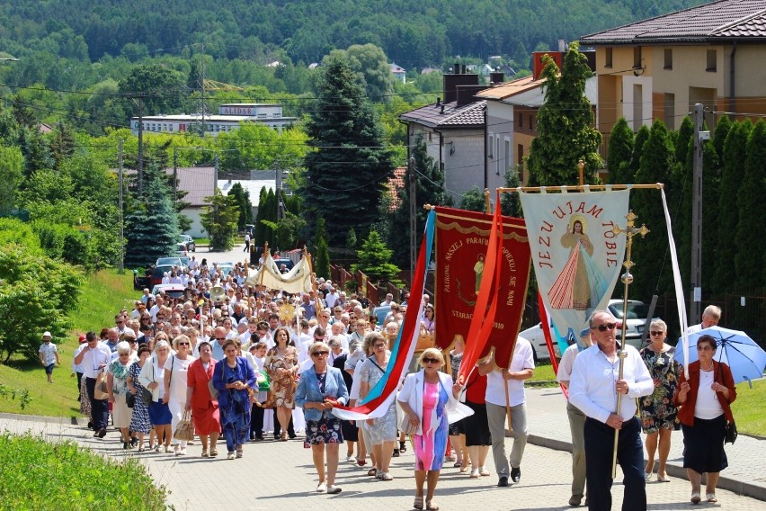 Wiele osób uczestniczyło w mszy świętej i procesji Bożego...