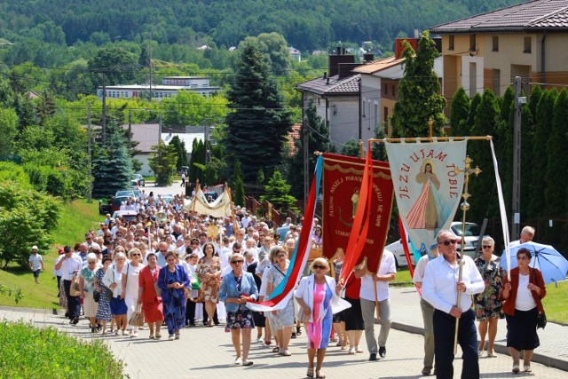 Wiele osób uczestniczyło w mszy świętej i procesji Bożego Ciała w parafii Świętego Judy Tadeusza w Starachowicach. W czwartek, 16 czerwca, obchodziliśmy uroczystość Najświętszego Ciała i Krwi Chrystusa, popularnie zwaną świętem Bożego Ciała. W parafii Świętego Judy Tadeusza po mszy świętej wyruszyła procesja do czterech ołtarzy. W tym roku uczestniczyło w niej wyjątkowo dużo ludzi.

Zobaczcie na kolejnych slajdach procesję w parafii Świętego Judy Tadeusza w Starachowicach
