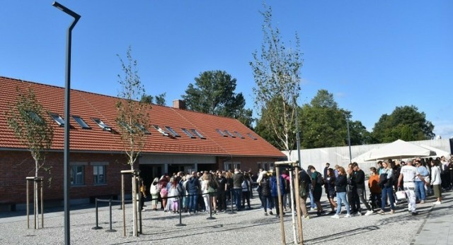 Miejsce Pamięci Auschwitz odwiedziło w 2023 roku ponad 1 mln 670 tys. osób. Od połowy roku do ich dyspozycji było nowe centrum obsługi (na zdjęciu)