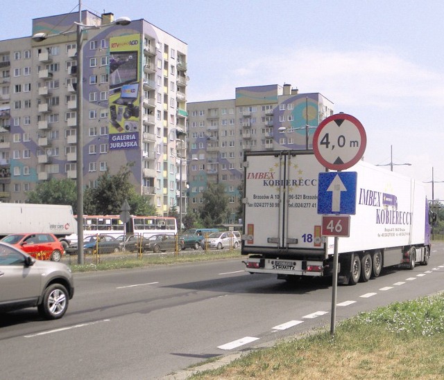 W alei Jana Pawła II wielkie ciężarówki jeżdżą przez całą dobę.