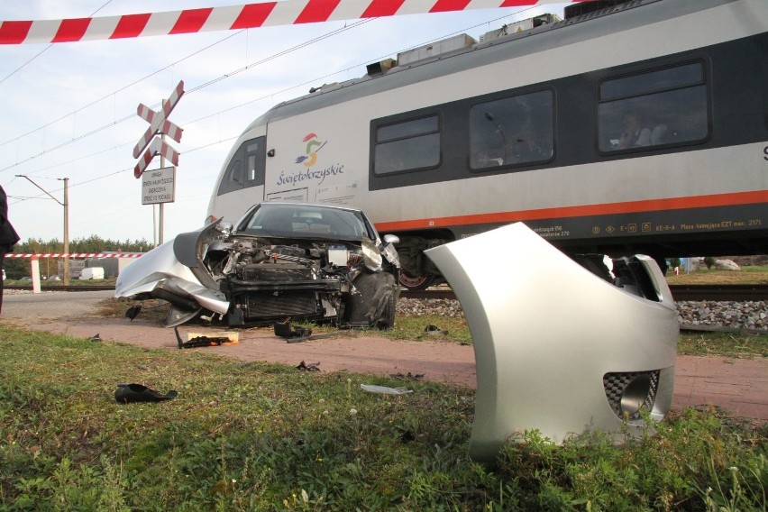 W Kielcach pociąg uderzył w osobówkę! (WIDEO, ZDJĘCIA)