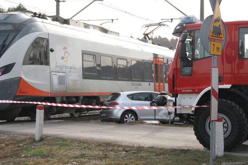 W Kielcach pociąg uderzył w osobówkę! (WIDEO, ZDJĘCIA)