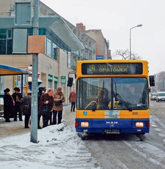 Młodzieży przeszkadza stan przystanków i nieregularne kursowanie autobusów