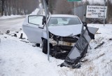 Wypadek na drodze wojewódzkiej w Dąbrowicach. Jezdnie nadal śliskie [ZDJĘCIA]