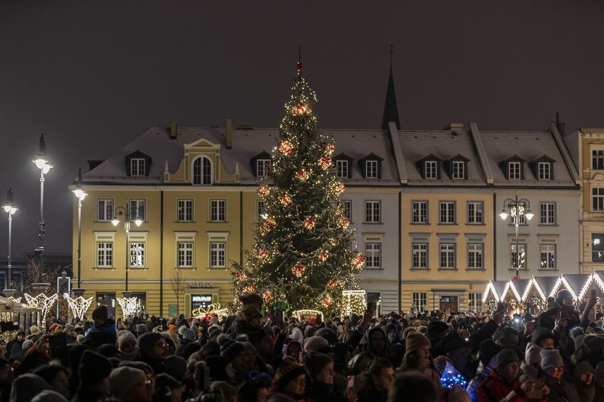 Ok. 14-metrowy świerk przybył na Stary Rynek w Bydgoszczy z...