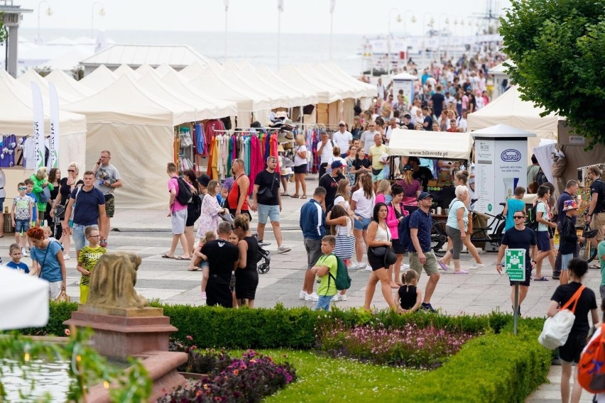 Sopot: Mimo nieco pochmurnego nieba tłumy w mieście. Kurort przyciąga nawet wtedy, gdy zbiera się na deszcz