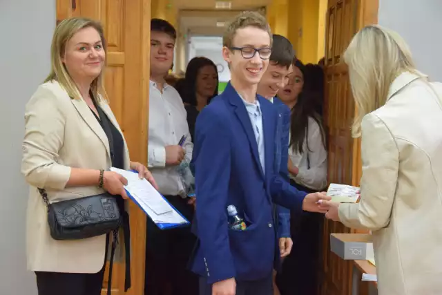 W Szkole Podstawowej nr 11 w Zduńskiej Woli do egzaminu ósmoklasistów z matematyki przystąpiło 39 uczniów. Większość wchodziła do sali egzaminacyjnej z uśmiechem na twarzy