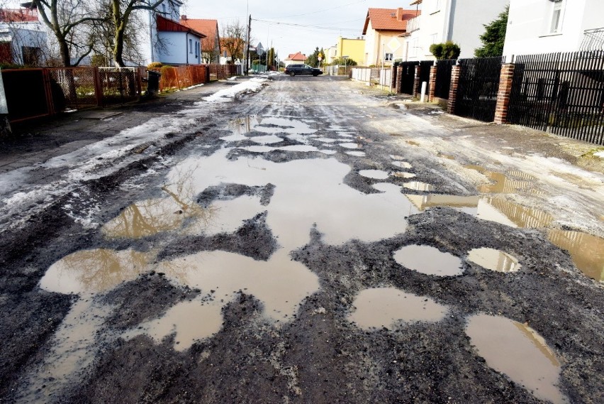 Ulica Staszica w Żarach wygląda jak prawdziwy ser...