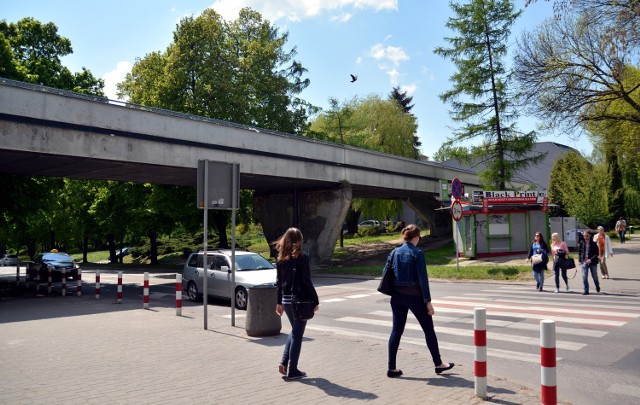 Kładka dla pieszych nad ul. Sowińskiego została zamknięta w 2014 roku. Powód? Katastrofalny stan techniczny obiektu. Przebudowa ma ruszyć w wakacje i potrwa najdłużej do końca września.