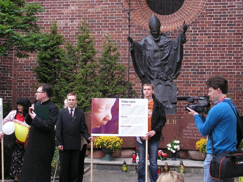 Marsz zakończył się przed pomnikiem Jana Pawła II przed...