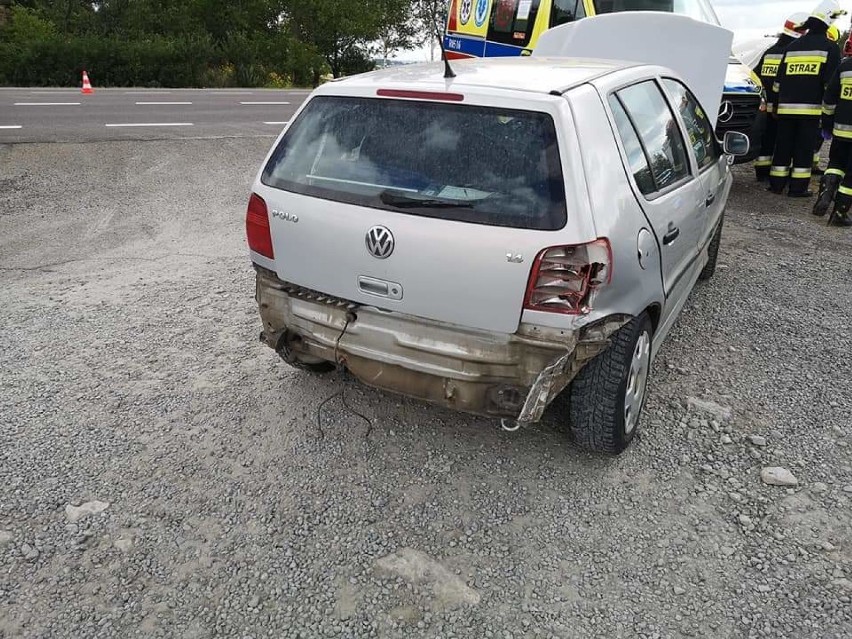 Zderzenie dwóch samochodów w Zadąbrowiu. Jedna osoba trafiła do szpitala
