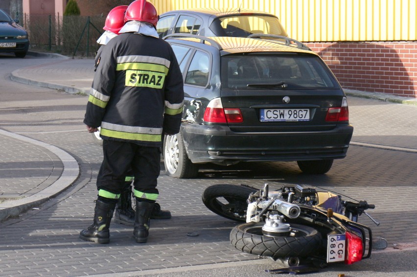 Kolizja na Strzęmięcinie. Motocyklista zderzył się z osobówką