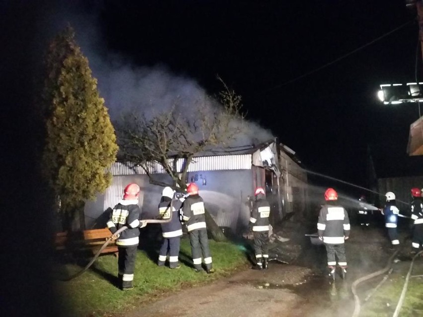 Pożar warsztatu samochodowego w Strzelcach koło Opoczna.  Bardzo duże straty [ZDJĘCIA]