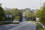 Stara droga z Bielska-Białej do Cieszyna stwarza zagrożenie. Jej stan jest fatalny. Samorządowcy piszą do marszałka