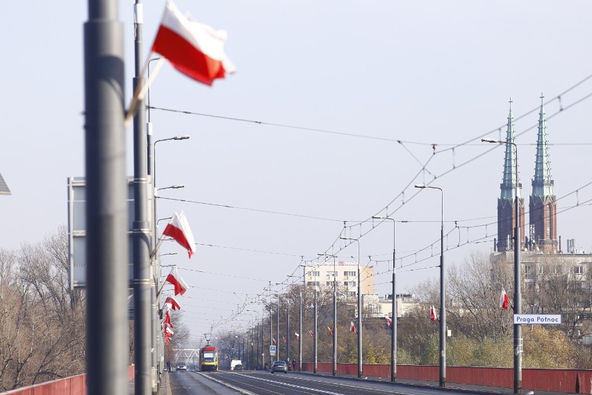 Święto Niepodległości w Warszawie. Tak wygląda stolica 11 listopada 2021 roku. Miasto w bieli i czerwieni