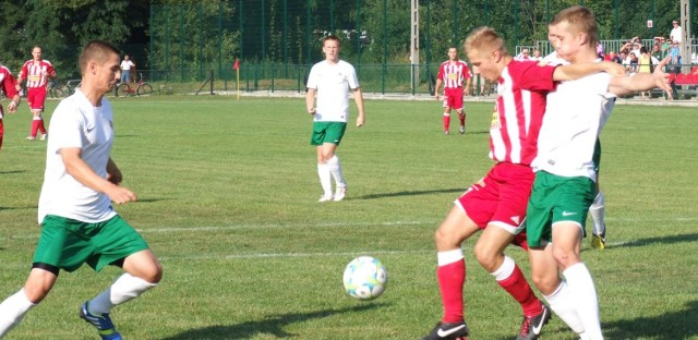 Jakub Snadny (przy piłce, w biało-czerwonej koszulce) i jego koledzy z Soły Oświęcim muszą sobie odpowiedzieć na pytanie, czy walczyć o awans do II ligi w tym sezonie, czy może w niedalekiej przyszłości. Zgodnie z ustaleniami PZPN, III liga w obecnym kształcie będzie funkcjonować jeszcze przez dwa kolejne sezony.