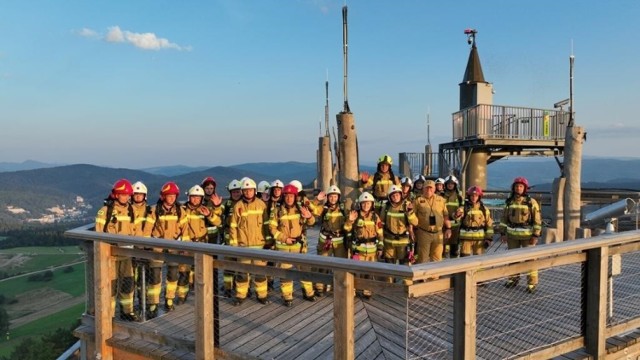 Strażacy 11 września weszli na szczyt wieży widokowej Słotwiny Arena w Krynicy-Zdroju