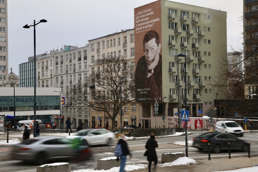 Herbert na muralu w centrum Warszawy. Tak upamiętniono 100....