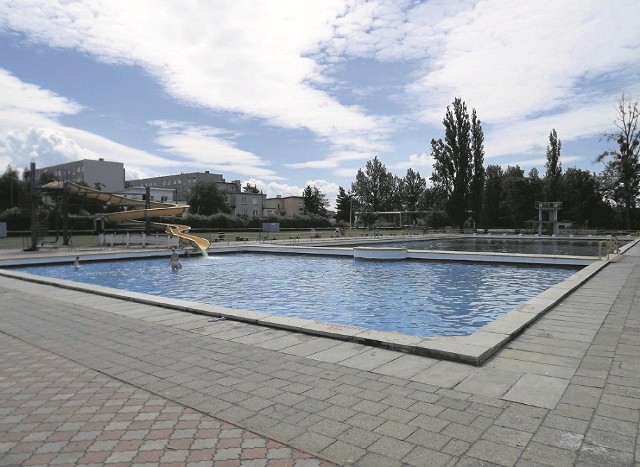 Mimo upalnej pogody, basen w Ostrowie przynosi straty i świeci pustkami