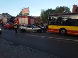 Wypadek corvetty i autobusu MPK na ulicy Obornickiej we Wrocławiu