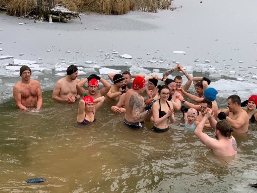 Staw Zielony kusi kąpielą także zimą. To frajda dla kluczewskich morsów