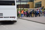 Gimnazjalista rozpylił gaz w autobusie szkolnym w Leśniewie. Ewakuowano 30 osób | ZDJĘCIA, WIDEO
