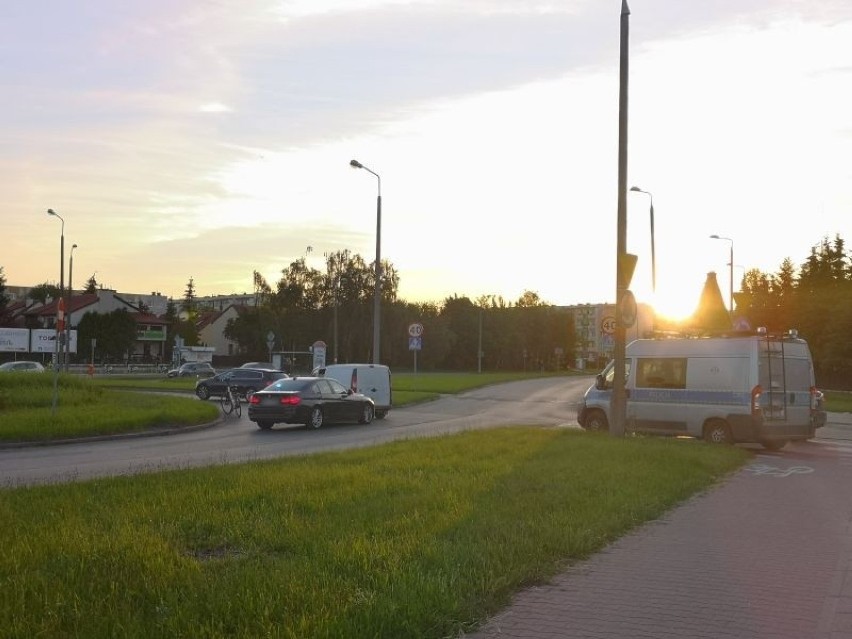 Toruń. Potrącenie rowerzystki na rondzie Czadcy