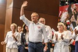ECS ostatecznie stracił dziewictwo apolityczności. Wiec wyborczy Donalda Tuska i Koalicji Obywatelskiej w gdańskim gmachu