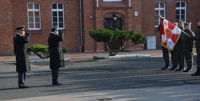 Malbork. Uroczysta zbiórka w 22 Bazie Lotnictwa Taktycznego [ZDJĘCIA]. Awanse, odznaczenia i gratulacje