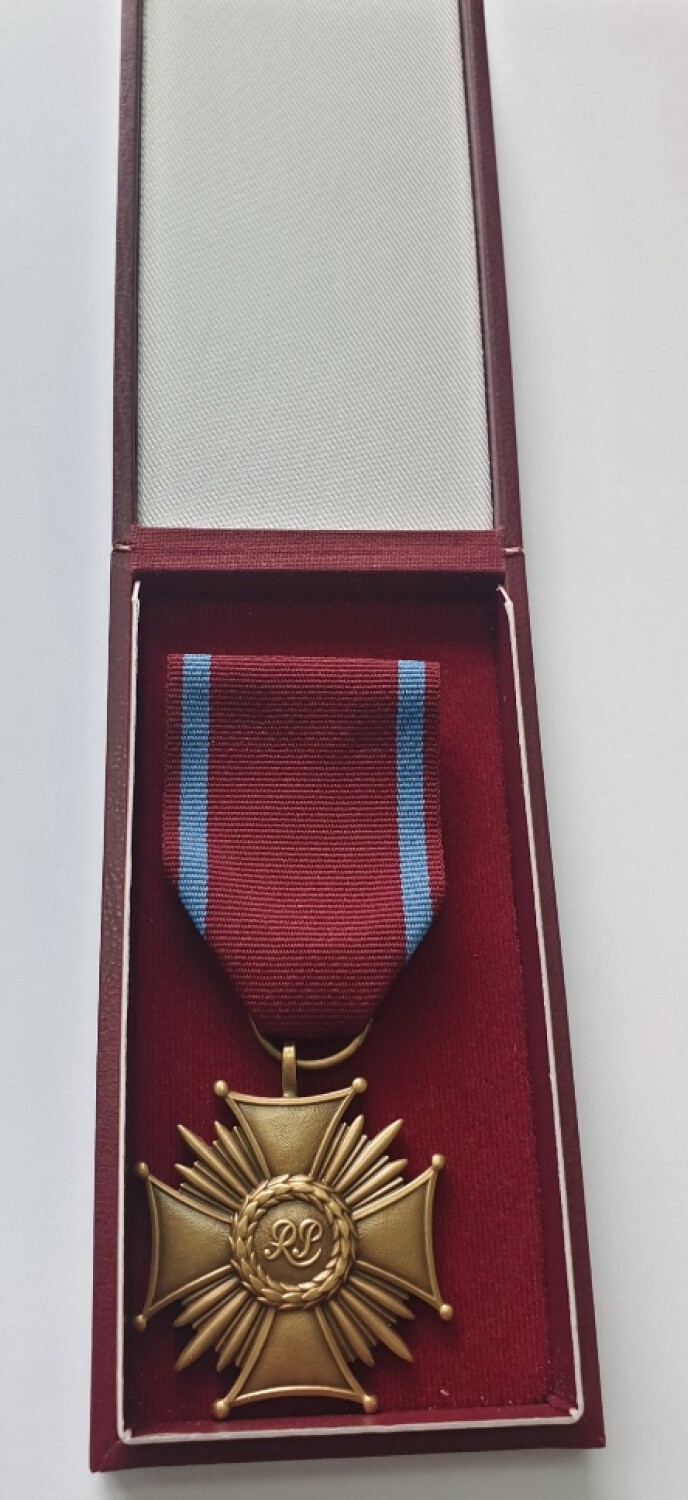 Krzyż Zasługi dla wójta gminy Sieradz Jarosława Kaźmierczaka
