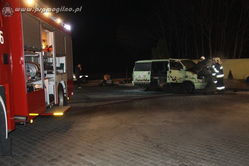Płonący samochód na stacji paliw w Strzelnie [ZDJĘCIA]