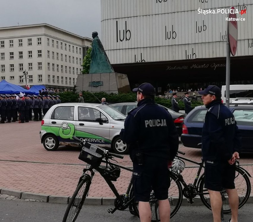 Katowiccy policjanci patrolują miasto na rowerach [ZDJĘCIA]