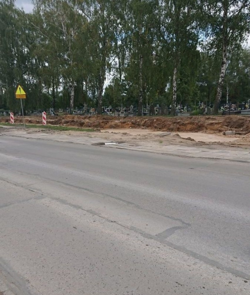 Niebezpieczne wykopy przy rozbudowie ulicy Zagnańskiej w Kielcach. Poważne zagrożenie dla ludzi (ZDJĘCIA)